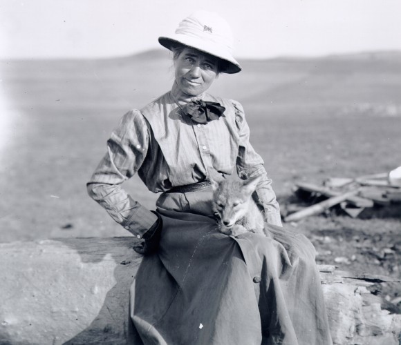 19##_EvelynCameron_pithhelmet_Montana Historical Society