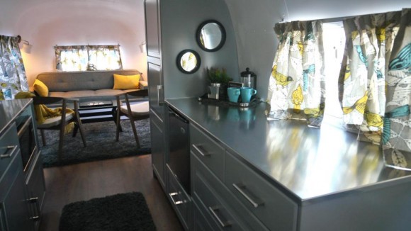 57Vintage-airstreamSovereign-interior-kitchen-counter.JPG.rend.hgtvcom.966.544